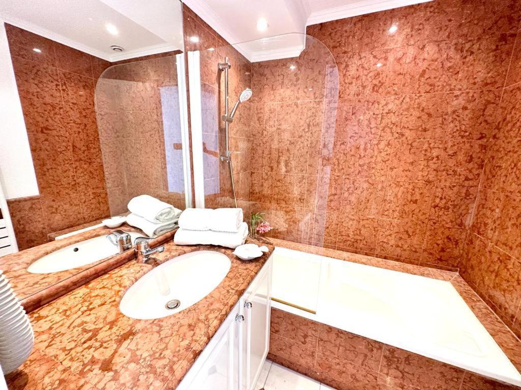 Panoramic Sea View Penthouse With Jacuzzi And 450 Sqm Terrace Daire Antibes Dış mekan fotoğraf